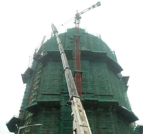 周口吊车在工地上作业
